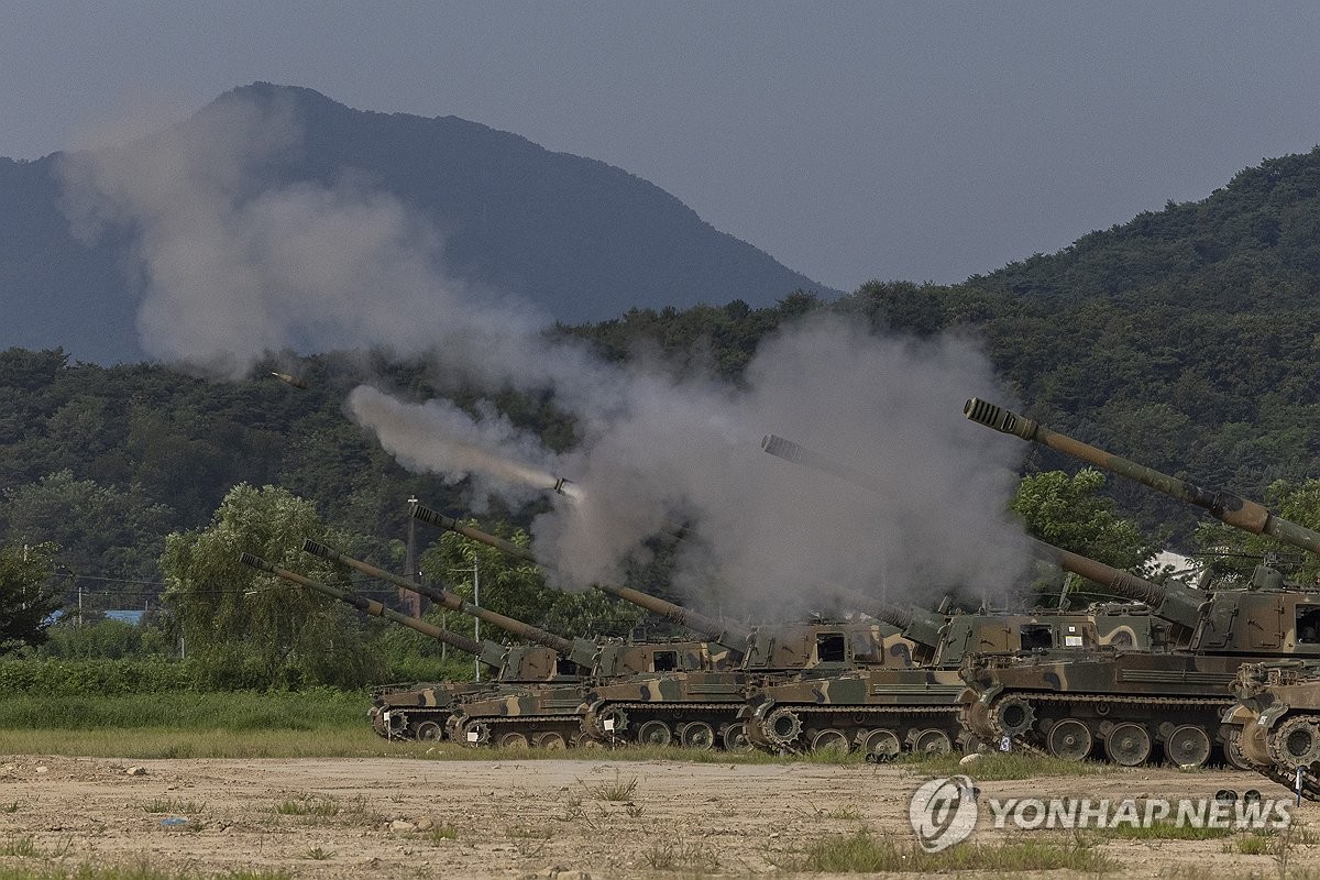 Los obuses autopropulsados ​​K9A1 realizan ejercicios de potencia de fuego en Cherwon, a unos 75 kilómetros al norte de Seúl, el 20 de agosto de 2024, como parte del ejercicio Escudo de la Libertad Ulchi celebrado entre Corea del Sur y Estados Unidos. (Yonhap)