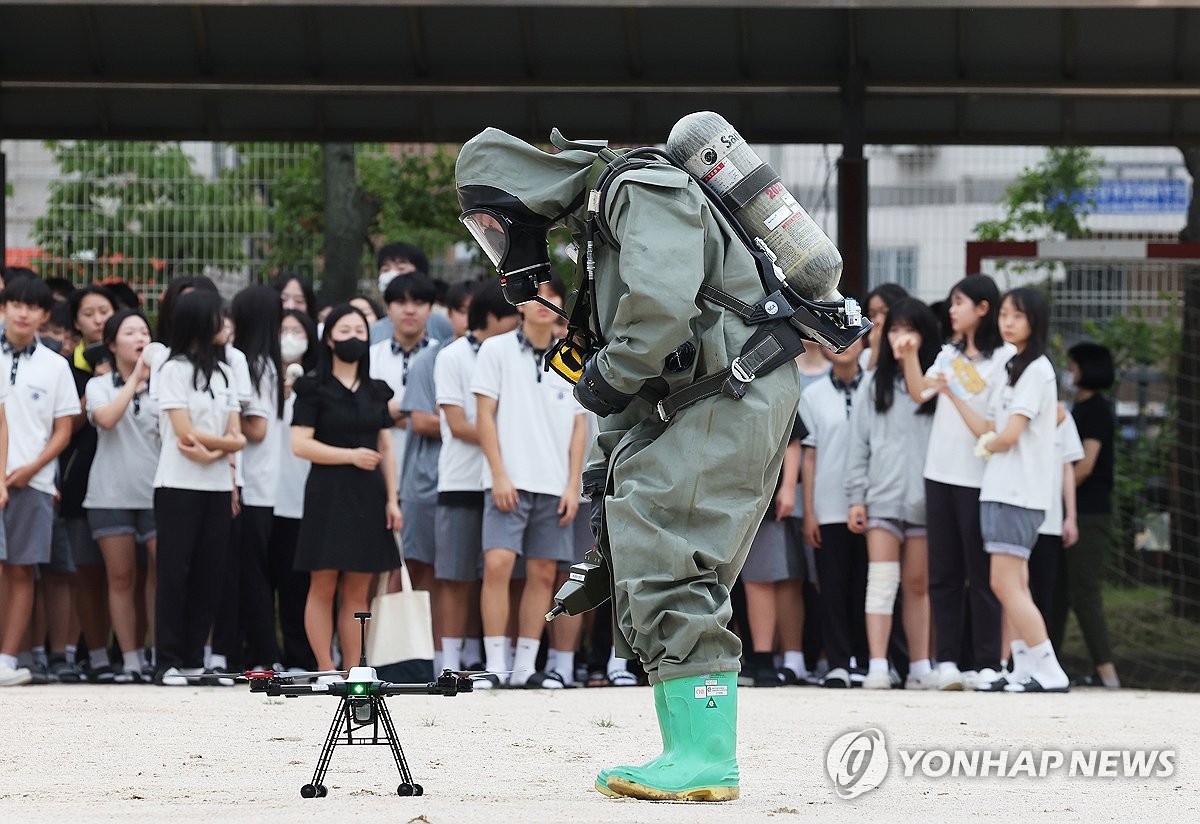 중학교에서 테러 대책 훈련