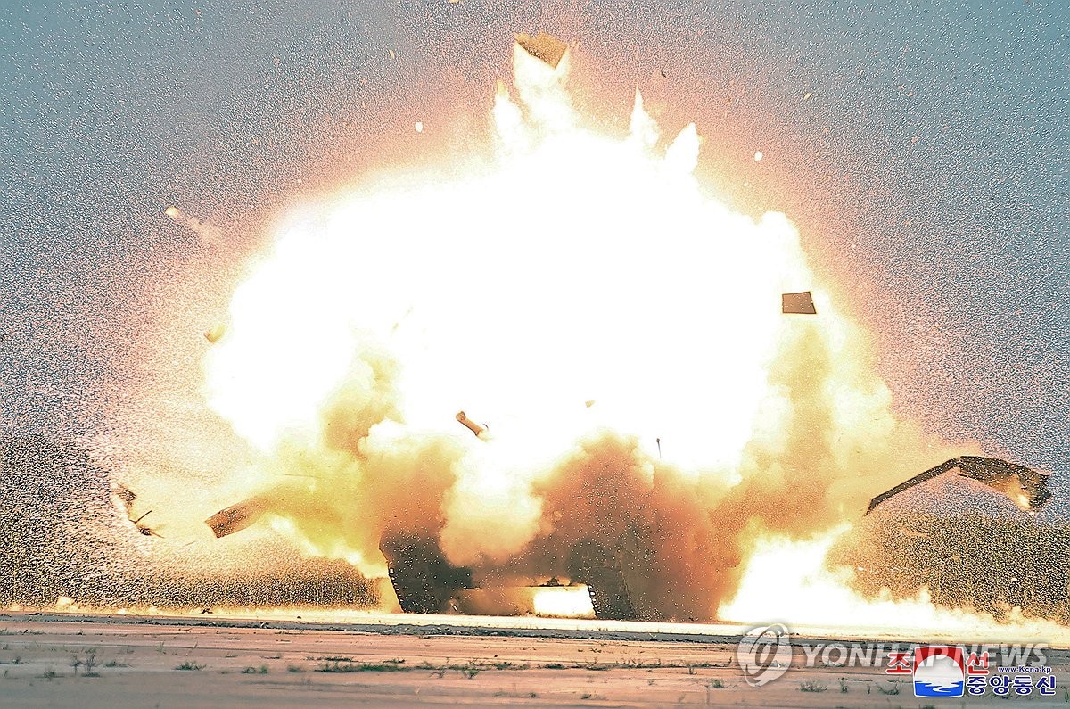 Esta fotografía, publicada por la Agencia Central de Noticias de Corea del Norte, el 26 de agosto de 2024, muestra a Corea del Norte realizando una prueba de rendimiento de un dron suicida bajo la guía de su líder Kim Jong-un el 24 de agosto. (Para uso exclusivo en la República de Corea. No se permite su redistribución) (Yonhap)