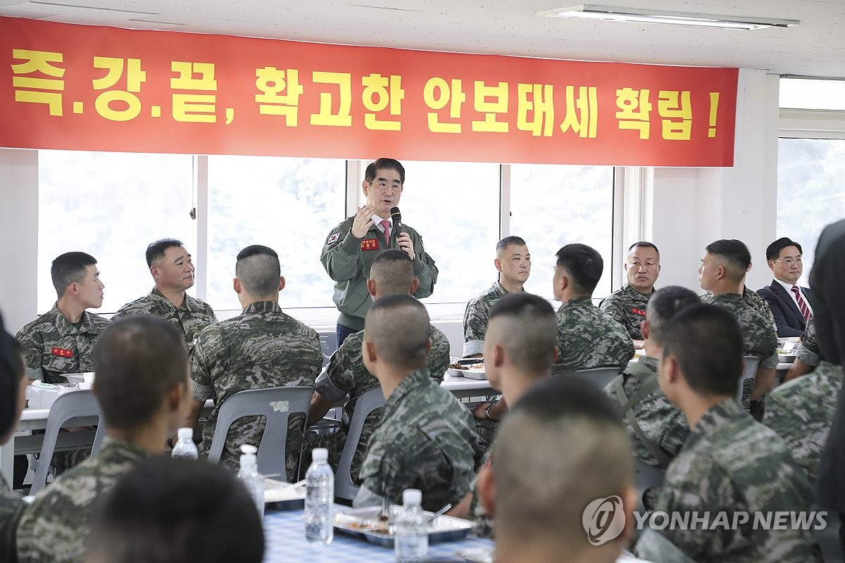 장병들 격려하는 김용현 국방부 장관