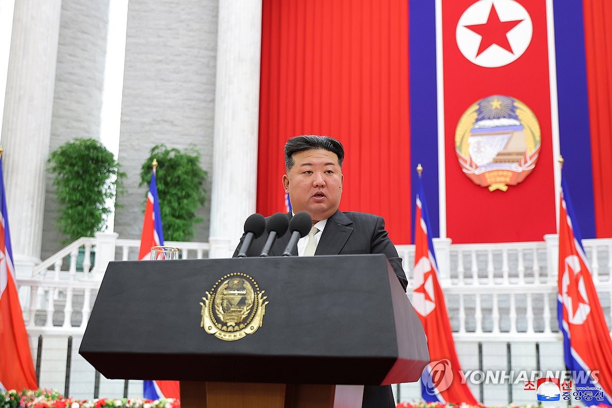 Esta fotografía, publicada por la Agencia Central de Noticias de Corea del Norte, el 10 de septiembre de 2024, muestra al líder norcoreano Kim Jong-un pronunciando un discurso en una reunión con altos funcionarios del partido y del gobierno con motivo del 76º aniversario de la fundación del régimen. (Para uso exclusivo en la República de Corea. Prohibida su redistribución) (Yonhap)