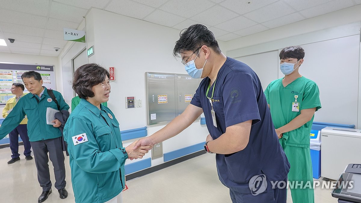 직원 격려하는 강정애 장관