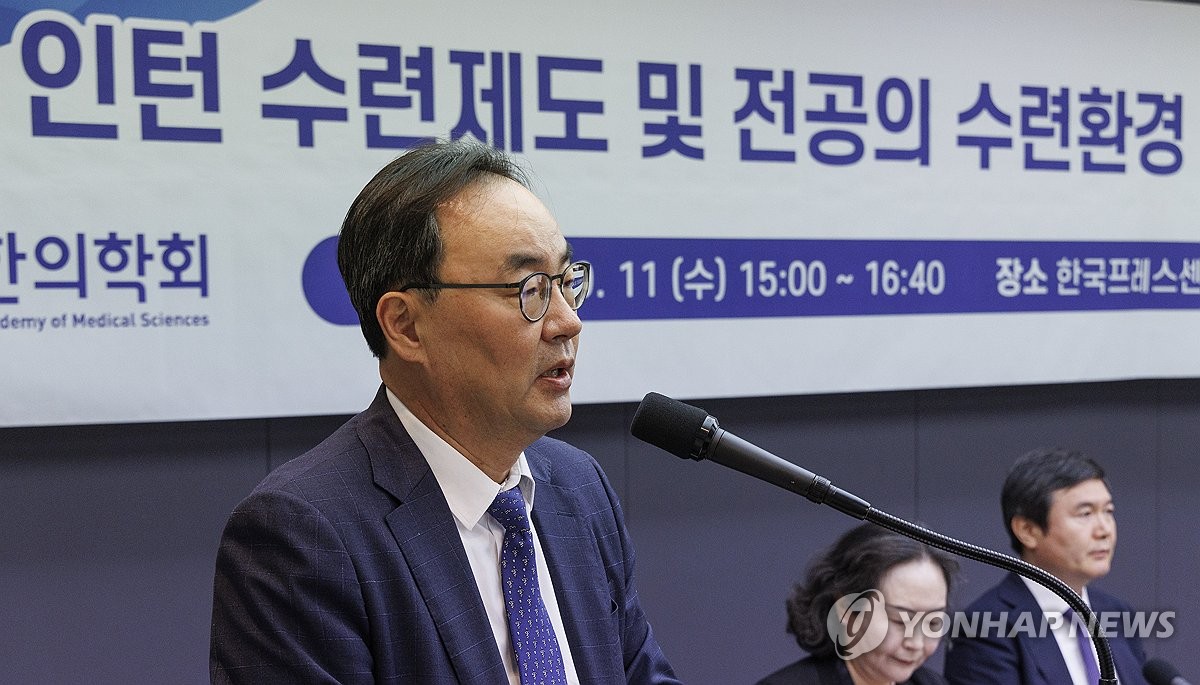 인턴 수련제도·전공의 수련환경 개선 간담회에서 인사말 하는 이진우 대한의학회장