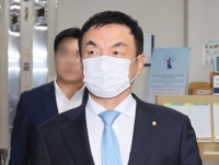 '도이치 주가조작' 권오수 前회장 특검 출석…김건희 겨누나
