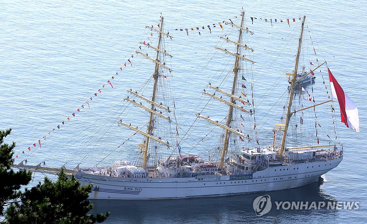 부산작전기지 입항한 인도네시아 해군 범선