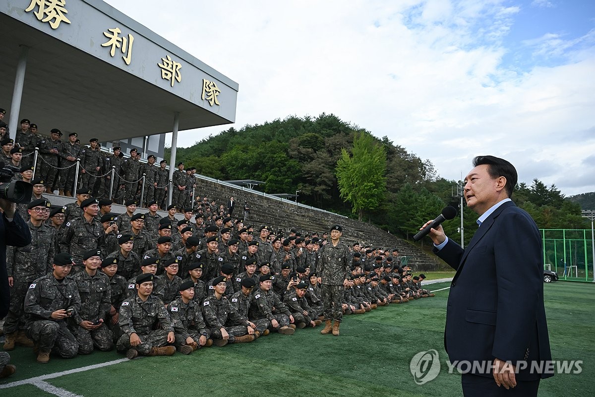 President Yoon Seok-yeol visits the 15th Division in Gangwon Province for Chuseok