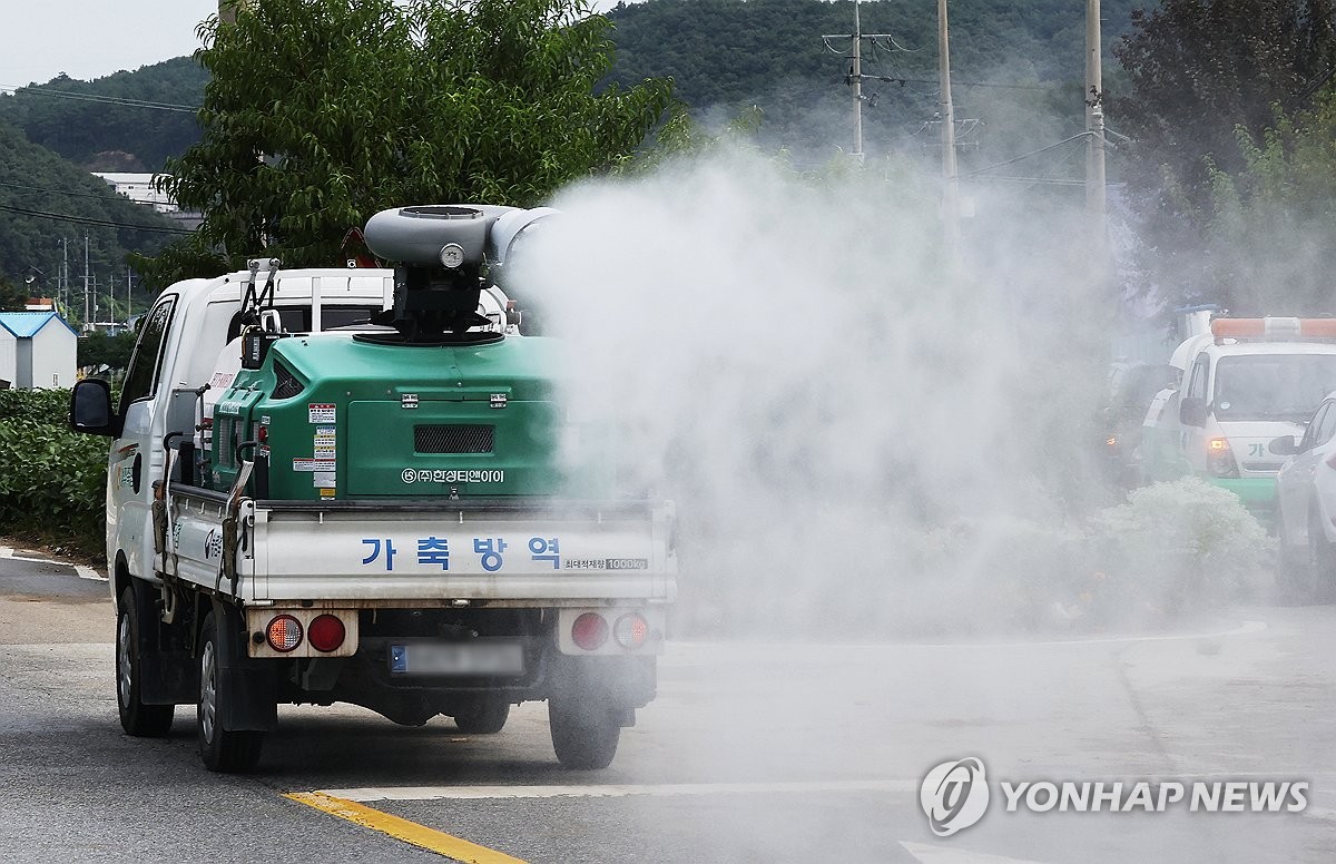 분주하게 움직이는 방역차