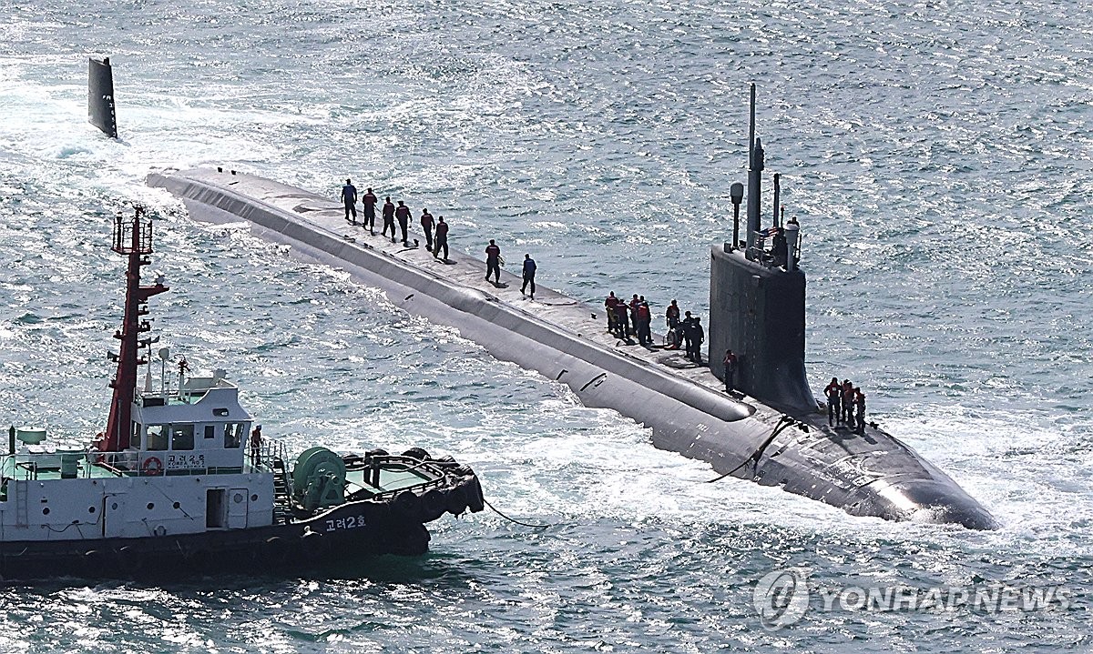 El submarino de ataque de propulsión nuclear USS Vermont de la clase Virginia llega a una base naval en Busan, a 320 kilómetros al sureste de Seúl, el 23 de septiembre de 2024. (Yonhap)