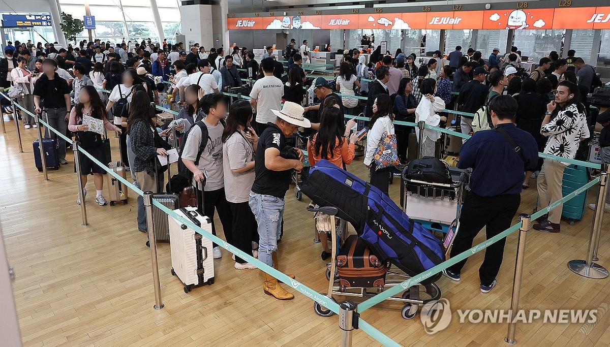 Viajeros hacen fila en el Aeropuerto Internacional de Incheon, al oeste de Seúl, en esta fotografía de archivo del 27 de septiembre de 2024. (Yonhap)