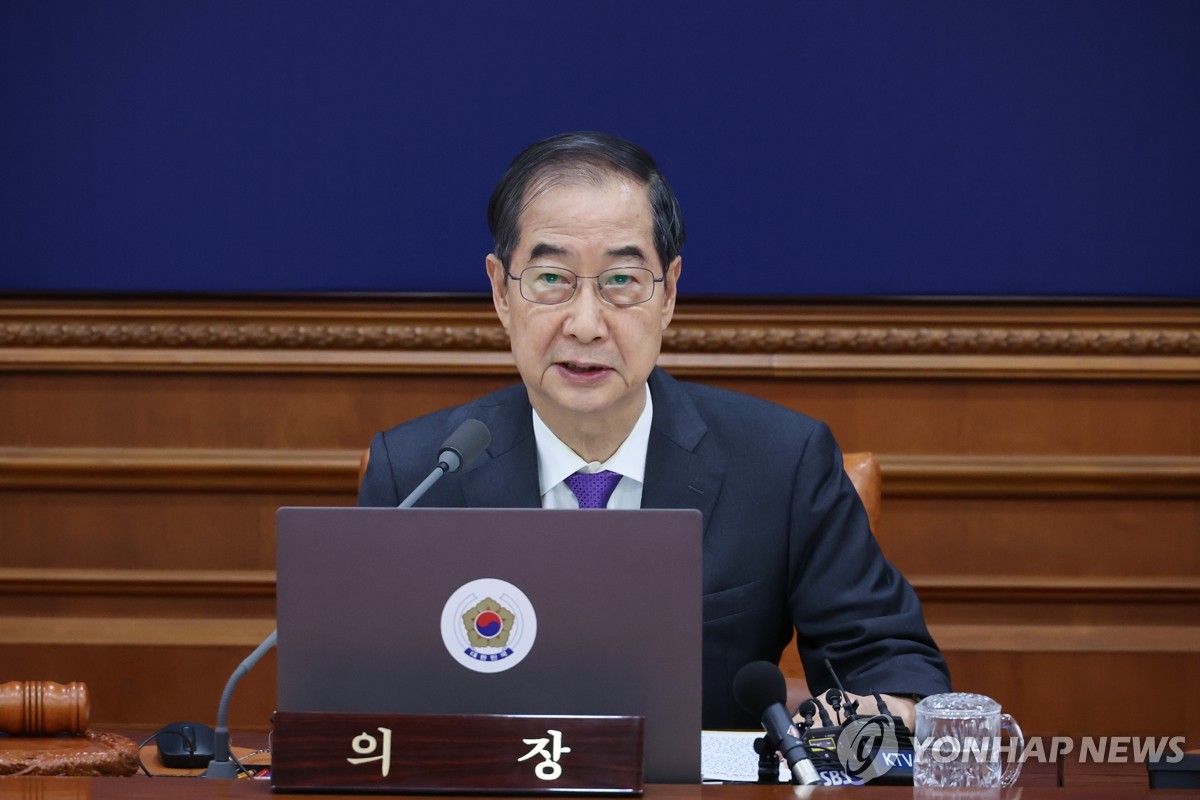 El primer ministro Han Duck-soo preside una reunión de gabinete en el complejo gubernamental de Seúl el 30 de septiembre de 2024. (Yonhap)