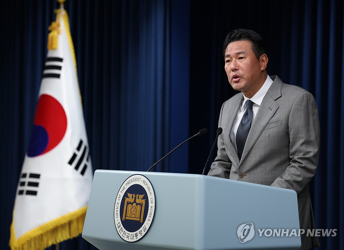 El asesor principal adjunto de seguridad nacional, Kim Tae-hyo, anuncia el viaje del presidente Yoon Suk Yeol a tres países del sudeste asiático durante una conferencia de prensa celebrada en la oficina presidencial en Seúl el 3 de octubre de 2024. (Yonhap) 