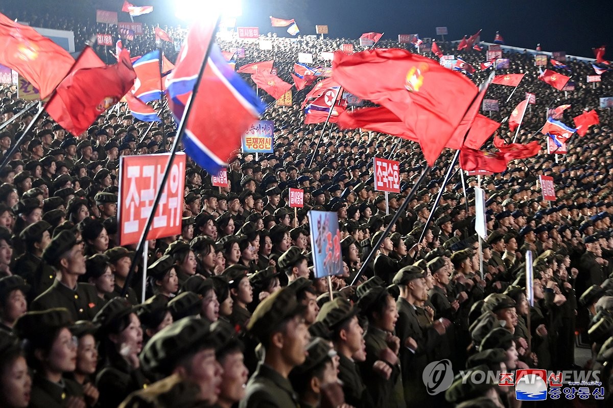 Esta foto, publicada por la Agencia Central de Noticias Coreana oficial de Corea del Norte el 16 de octubre de 2024, muestra a jóvenes y estudiantes norcoreanos ofreciéndose como voluntarios para unirse al Ejército Popular de Corea, enojados por la afirmación de Corea del Norte de que Corea del Sur ha enviado drones que transportan folletos contra Corea del Norte. a Pionyang. (Para uso únicamente en la República de Corea. Sin redistribución) (Yonhap)