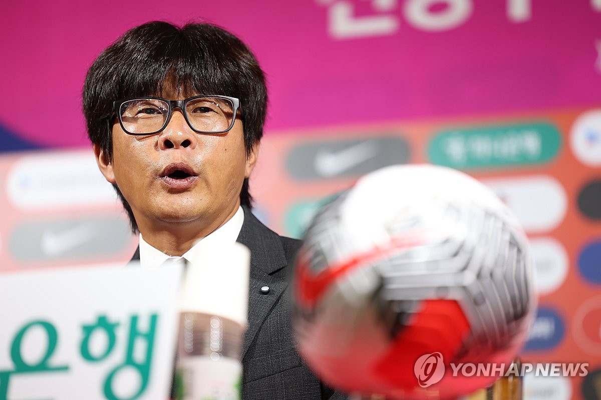 발언하는 신상우 신임 여자 축구대표팀 감독