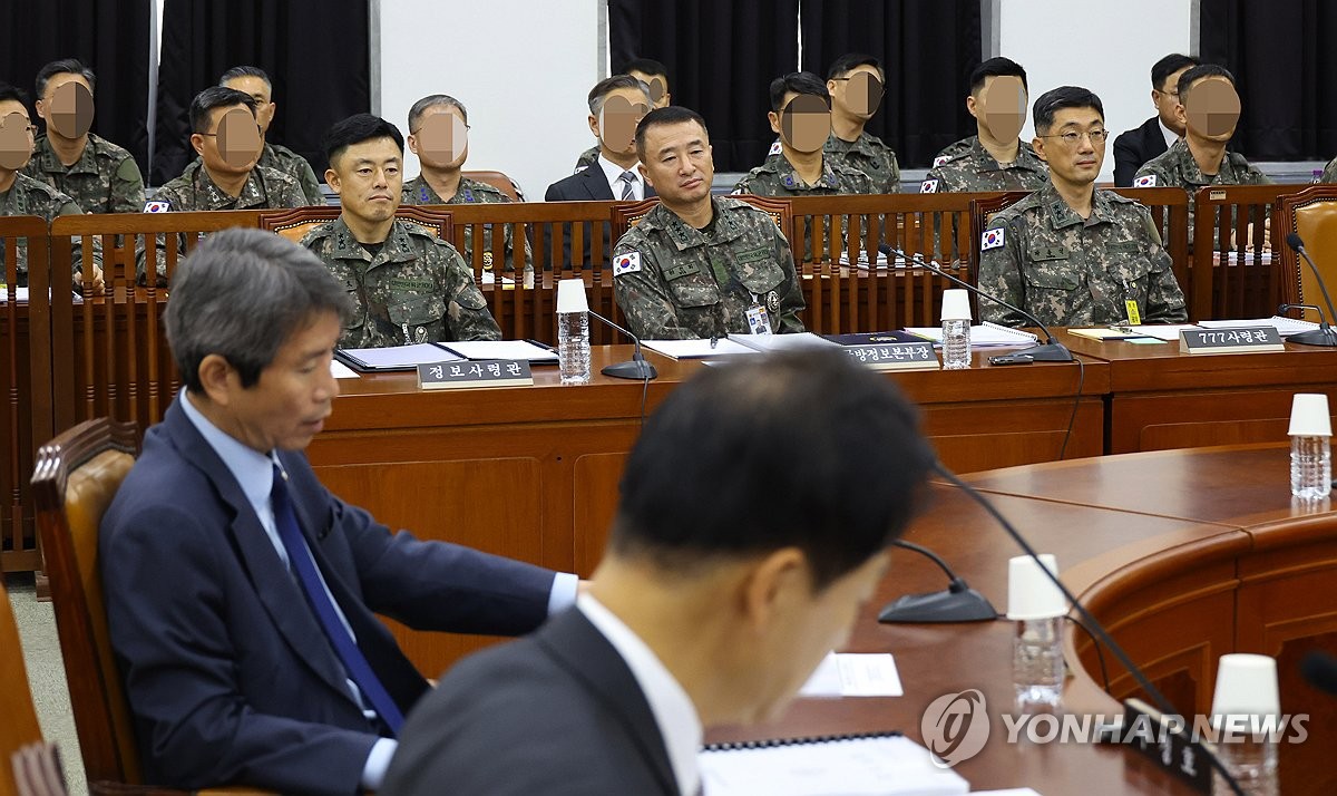 Oficiales militares asisten a una auditoría parlamentaria de la Agencia de Inteligencia de Defensa en la Asamblea Nacional en Seúl el 30 de octubre de 2024. (Foto de la piscina) (Yonhap)