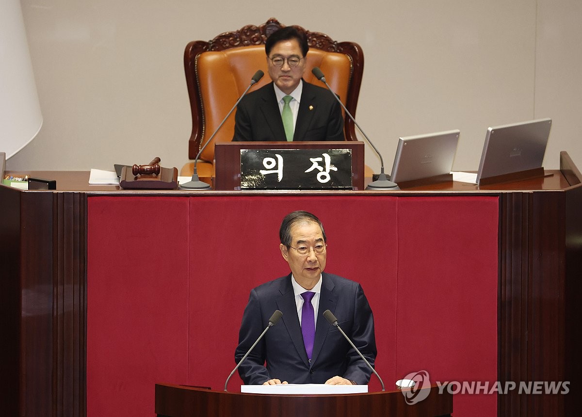 El primer ministro Han Duck-soo (abajo) lee el discurso sobre el presupuesto del presidente Yoon Suk Yeol durante una sesión plenaria en la Asamblea Nacional en Seúl el 4 de noviembre de 2024. (Yonhap) 