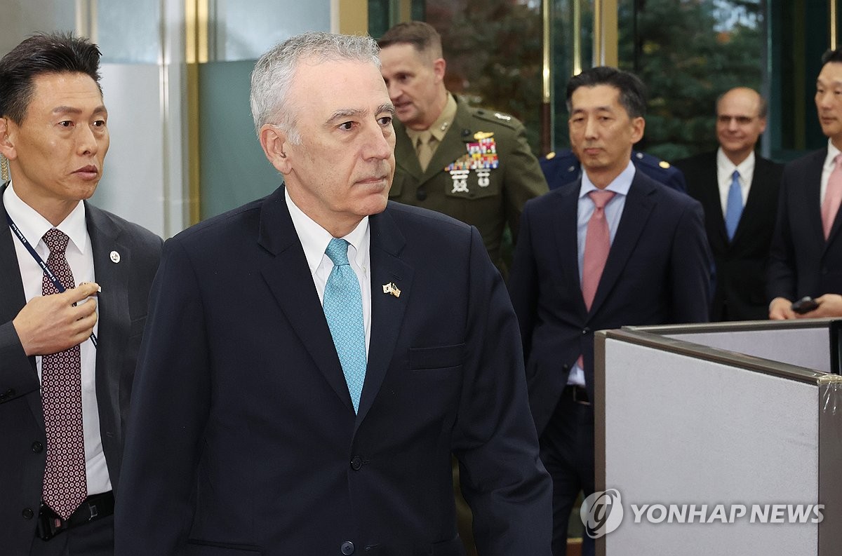 Esta fotografía de archivo, tomada el 4 de noviembre de 2024, muestra al embajador de Estados Unidos en Corea del Sur, Philip Goldberg (segundo desde la izquierda). (Yonhap)