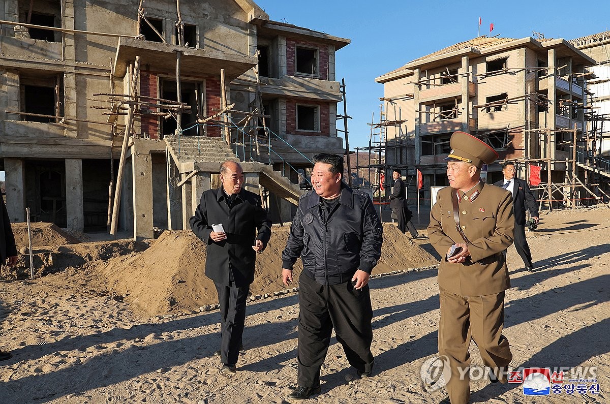 El líder norcoreano Kim Jong-un (centro) inspecciona los trabajos de rehabilitación en una zona afectada por inundaciones en la provincia de Phyongan del Norte, en esta fotografía publicada por la Agencia Central de Noticias de Corea el 5 de noviembre de 2024. (Para uso exclusivo en la República de Corea . Sin redistribución) (Yonhap)