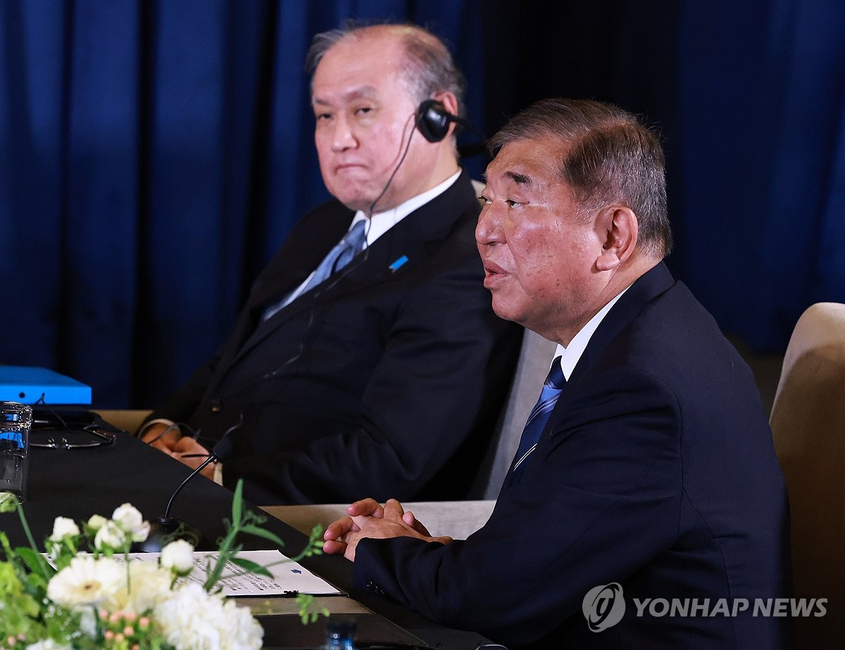 El primer ministro japonés, Shigeru Ishiba (derecha), habla durante una cumbre trilateral con el presidente Yoon Suk Yeol y el presidente estadounidense Joe Biden celebrada en el Centro de Convenciones de Lima, Perú, el 15 de noviembre de 2024. (Yonhap)