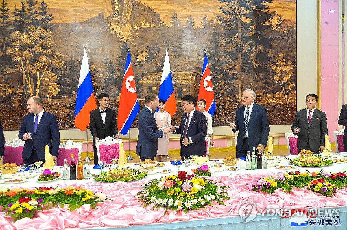 Yun Jong-ho (tercero por la derecha), ministro de Relaciones Económicas Exteriores de Corea del Norte, brinda con el ministro de Recursos Naturales de Rusia, Alexander Kozlov, durante un banquete en un hotel de Pyongyang, en esta fotografía publicada por la Agencia Central de Noticias de Corea. (Para uso únicamente en la República de Corea. Sin redistribución) (Yonhap)