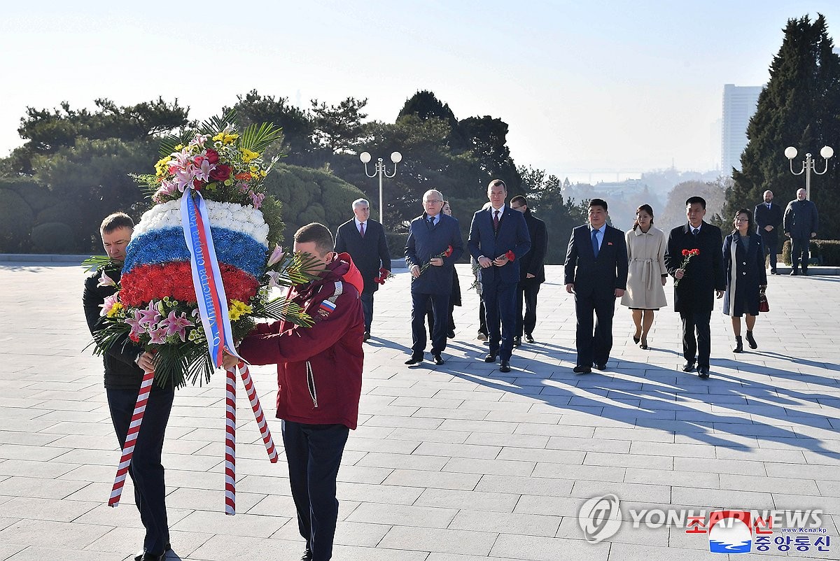 방북 러시아 체육상 '해방탑'에 헌화