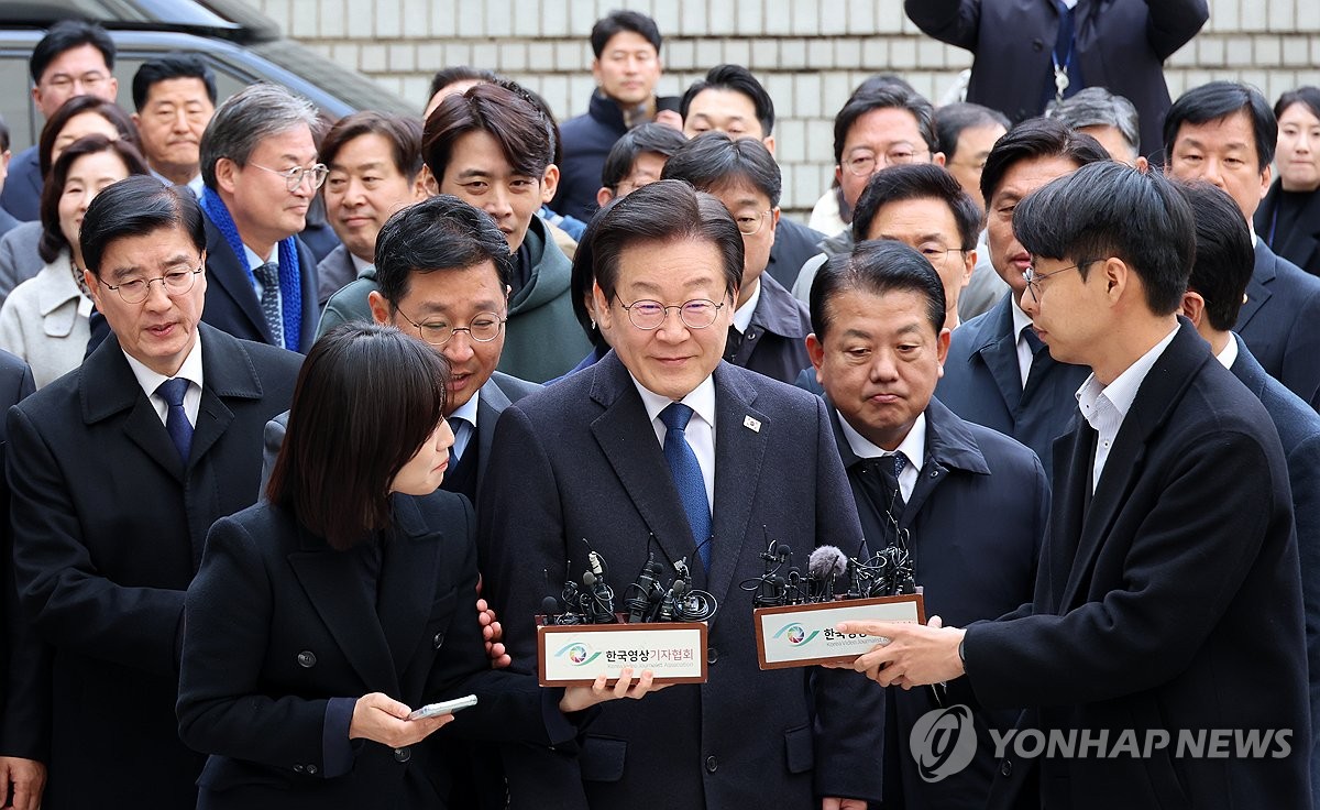 Lee Jae-myung (centro), líder del principal partido opositor, el Partido Demócrata, llega al Tribunal del Distrito Central de Seúl antes de su sentencia por cargos de soborno y perjurio el 25 de noviembre de 2024. (Foto de la piscina) (Yonhap)