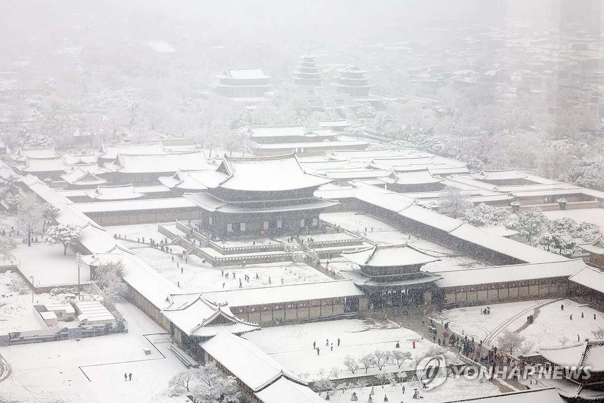 El Palacio Gyeongbok, en el centro de Seúl, está cubierto de nieve el 27 de noviembre de 2024, en medio de una fuerte alerta de nieve en la capital. (Yonhap)