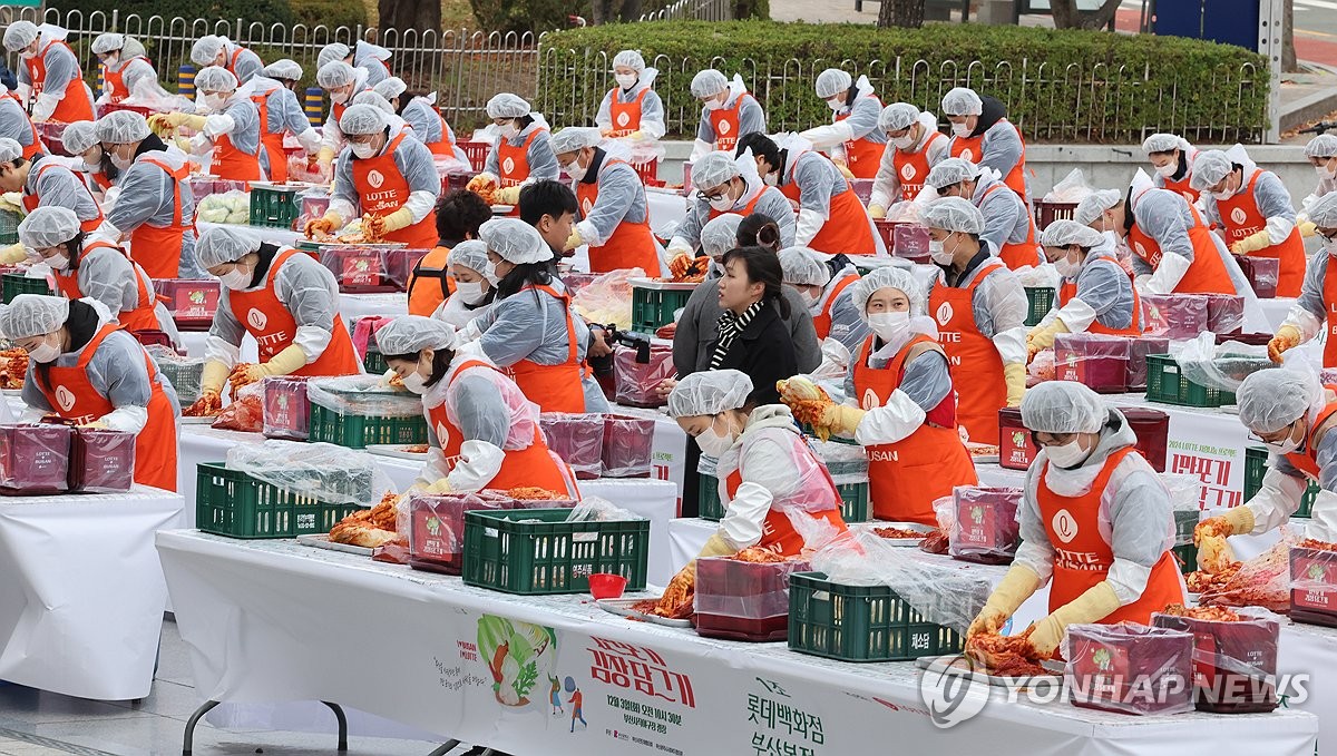 프로야구 롯데, 사직구장서 '김장 1만 포기'로 사랑 나눔