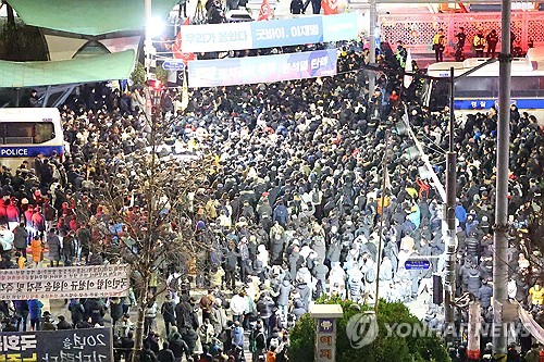 계엄령 선포에 국회 앞은 아수라장