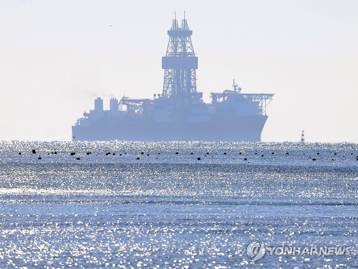 El West Capella, un buque de perforación operado por Seadrill Ltd., con sede en Noruega, está atracado en un fondeadero en alta mar cerca de la ciudad portuaria de Busan, en el sureste del país, el 9 de diciembre de 2024. (Yonhap)