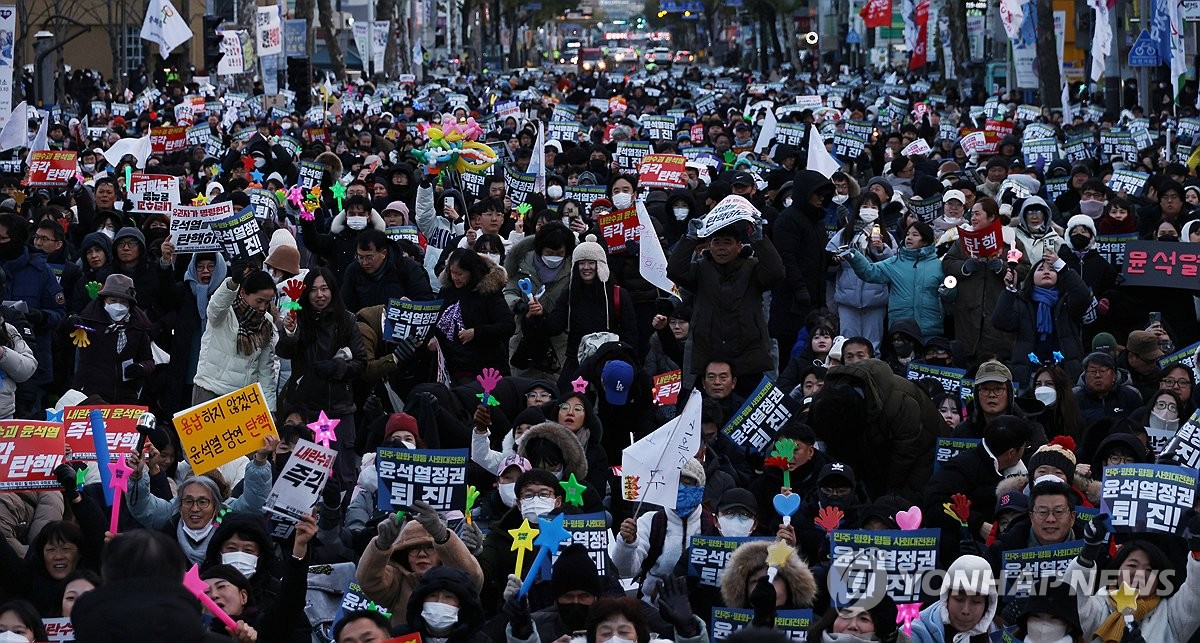 탄핵안 가결 후 기뻐하는 시민들