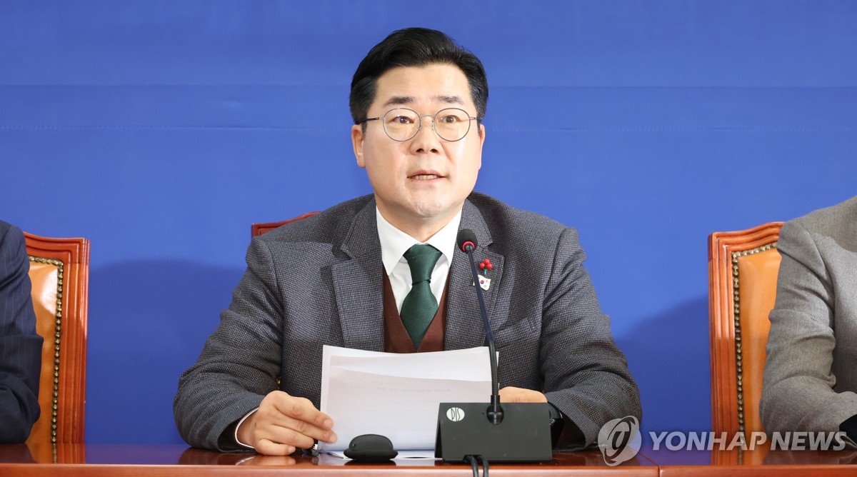 El líder parlamentario del Partido Demócrata, Park Chan-dae, habla durante una reunión del partido en la Asamblea Nacional en Seúl, el 24 de diciembre de 2024. (Yonhap)