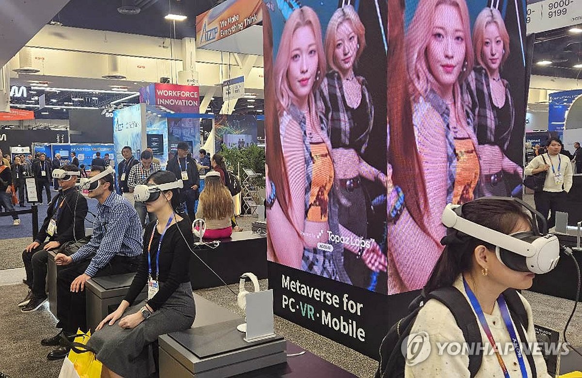 칼리버스 XR 플랫폼으로 K팝 아이돌 음악 듣는 CES 2025 참가자들