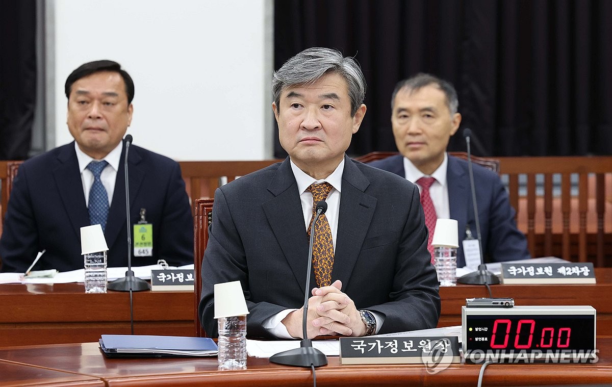 El jefe del Servicio Nacional de Inteligencia, Cho Tae-yong (centro), asiste a una sesión plenaria del comité de inteligencia en la Asamblea Nacional en Seúl, el 13 de enero de 2025. (Foto de la piscina) (Yonhap)