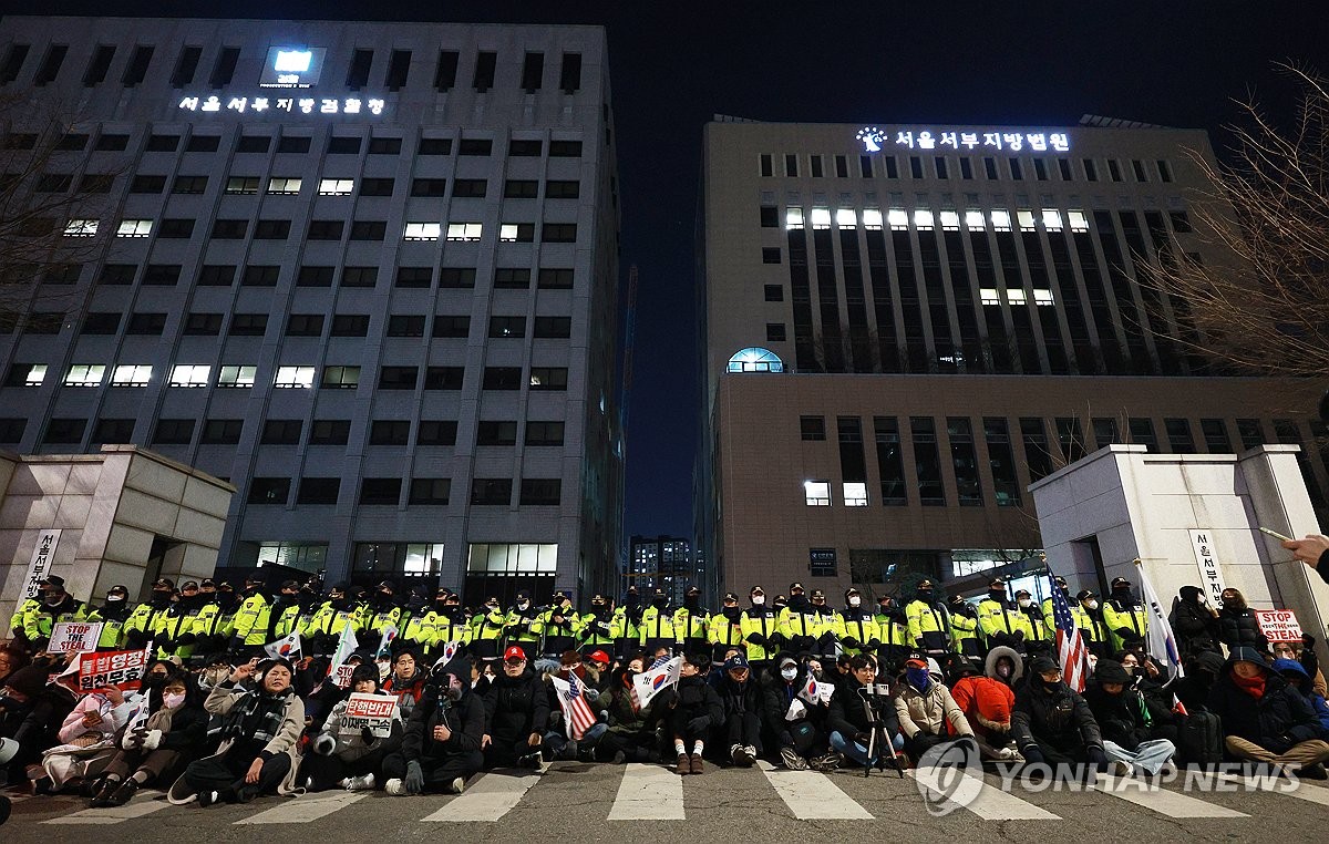 '윤석열 대통령 구속영장 청구' 항의 위해 모인 지지자들