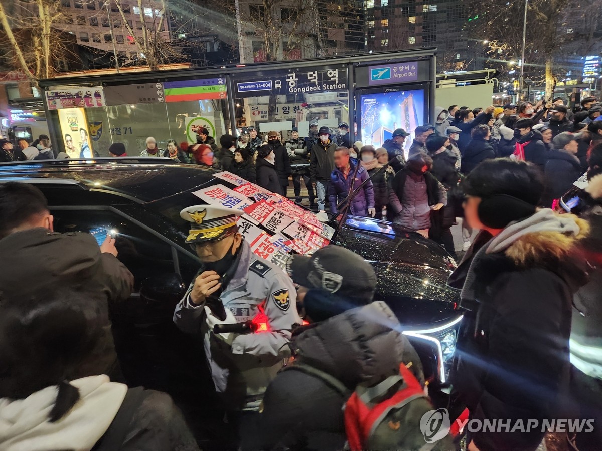 검찰, 서부지법서 공수처 차량 막아선 시위대에 징역형 구형