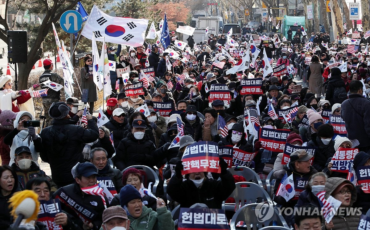 헌법재 근처에서 윤대통령 지지자등 집회