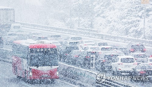 전국 '雪날' 폭설에 갇혔다…하늘·바닷길 막혀 귀성객 발 동동