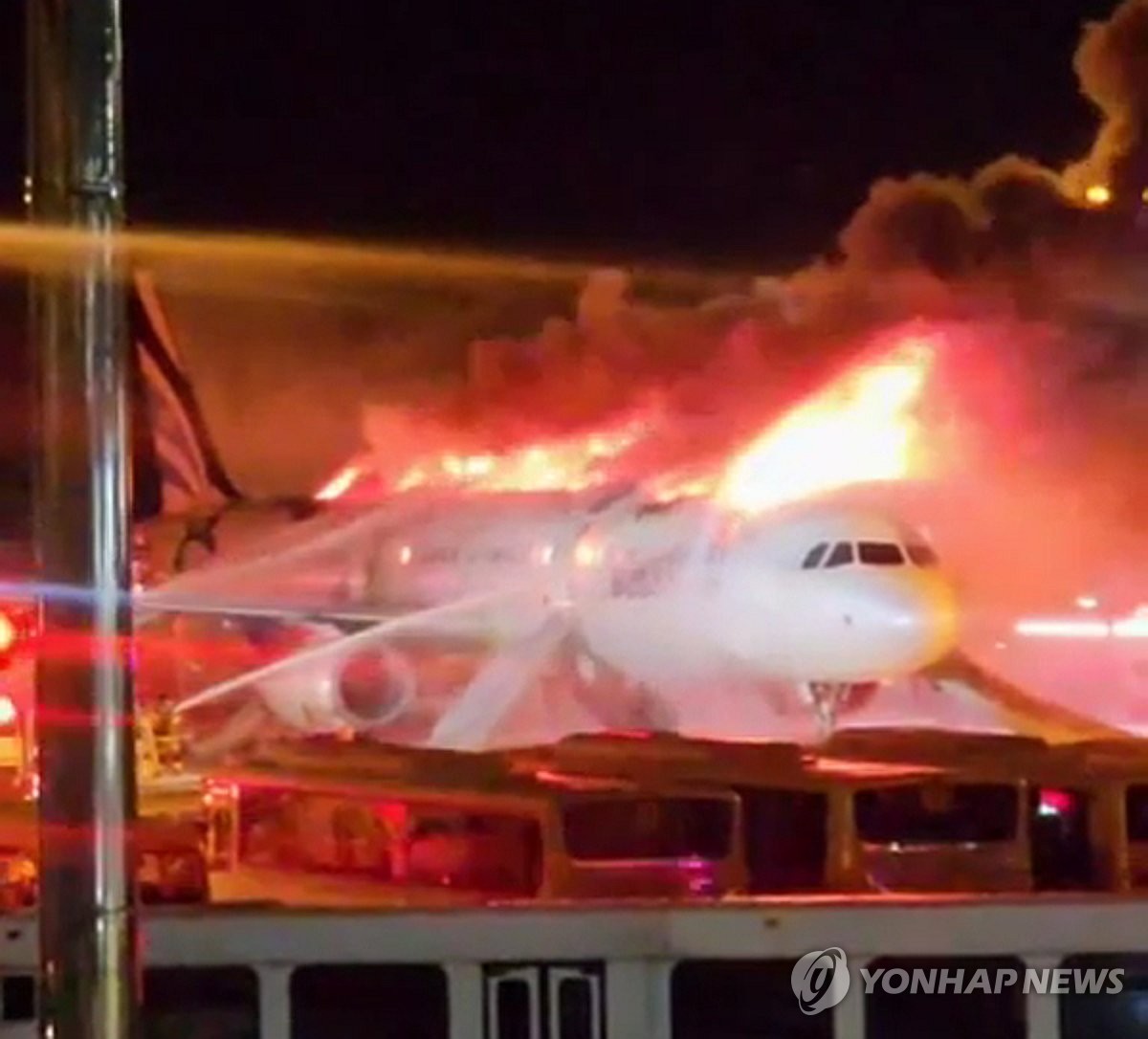 Bir okuyucunun paylaştığı bu görüntü, 28 Ocak 2025'te Gimhae Uluslararası Havaalanı'nda yanan bir Air Busan uçağını gösteriyor. (FOTOĞRAF SATILIK DEĞİLDİR) (Yonhap)