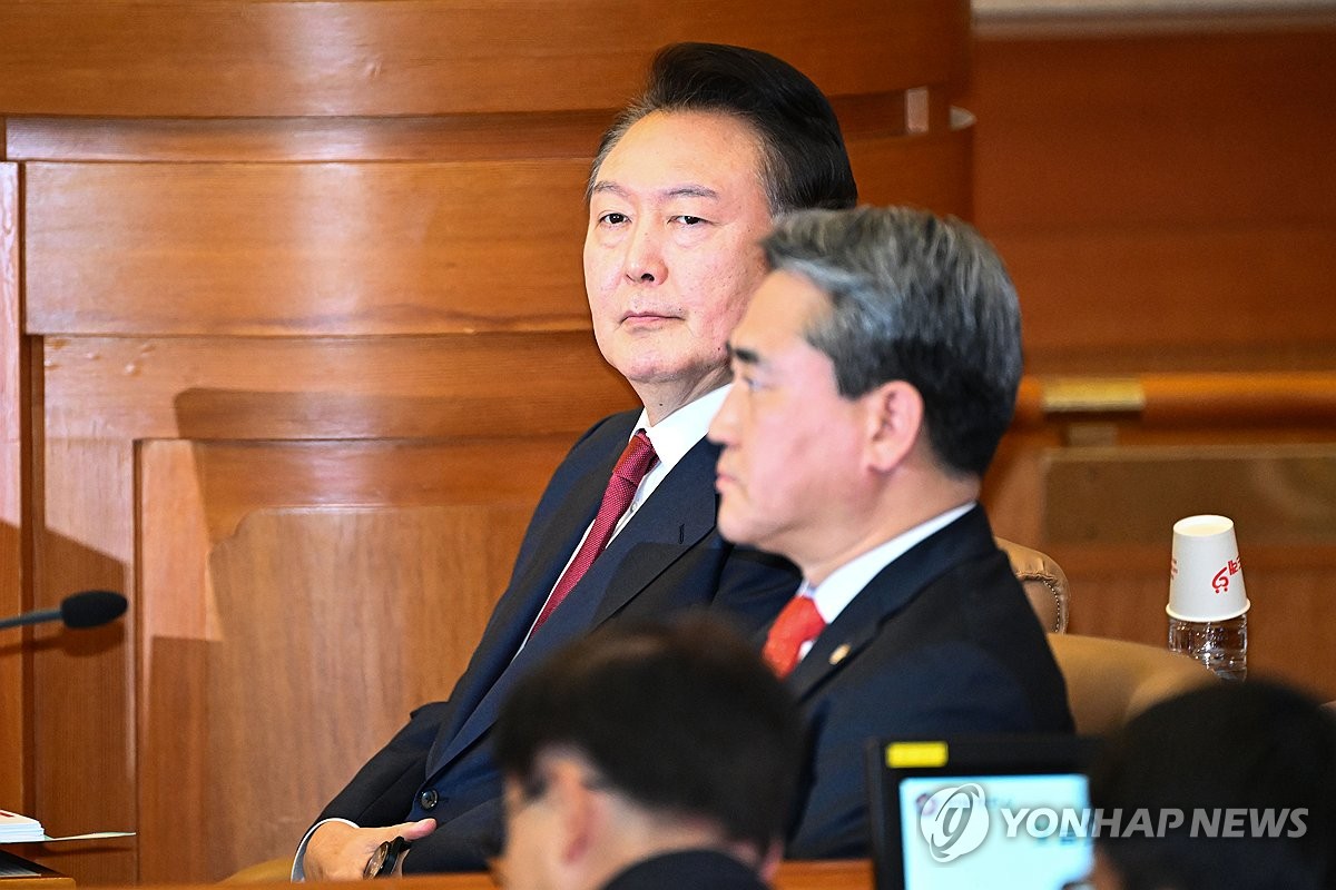 El presidente Yoon Suk Yeol (L) asiste a su juicio de destitución en el Tribunal Constitucional en Seúl el 4 de febrero de 2025. (Foto de la piscina) (Yonhap)