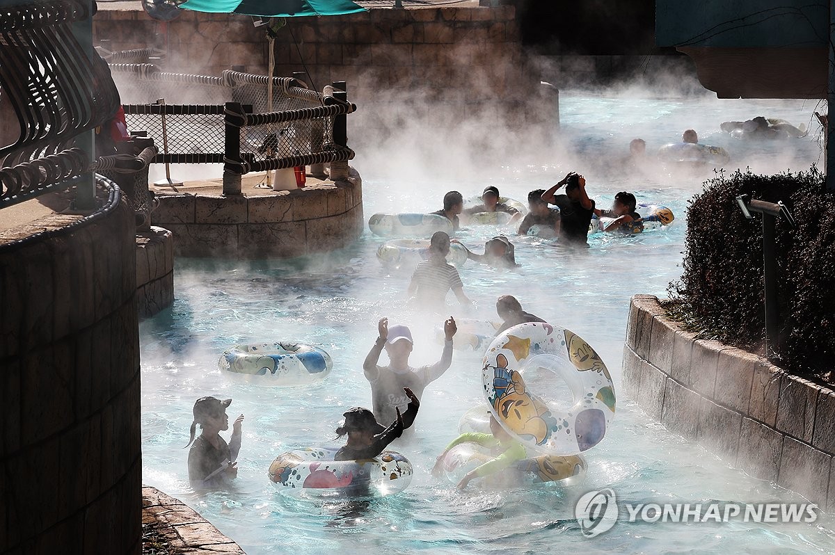 氷点下の寒さの中で水遊び