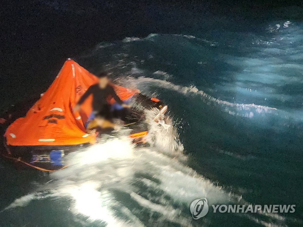 Un grupo de miembros de la tripulación de un recipiente de pesca que se hundió en aguas frente a Yeosu, a 316 kilómetros al sur de Seúl, esperan ser rescatados por la Guardia Costera a bordo de una balsa salvavidas el 9 de febrero de 2025, en esta foto proporcionada por la Guardia Costera. (Yonhap)