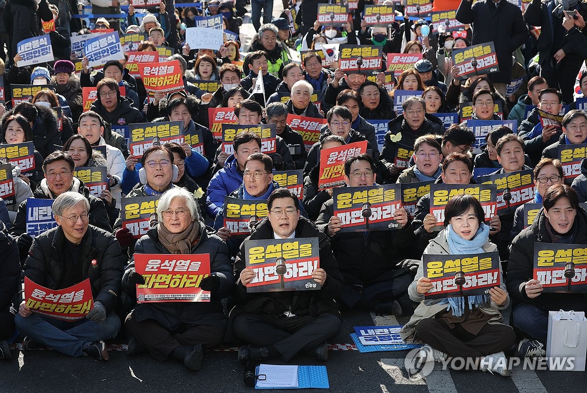 Lawmakers of the main opposition Democratic Party hold a rally near the Constitutional Court in Seoul on Feb. 22, 2025, to call for the removal of impeached President Yoon Suk Yeol from office in connection with his short-lived imposition of martial law in December. (Yonhap)