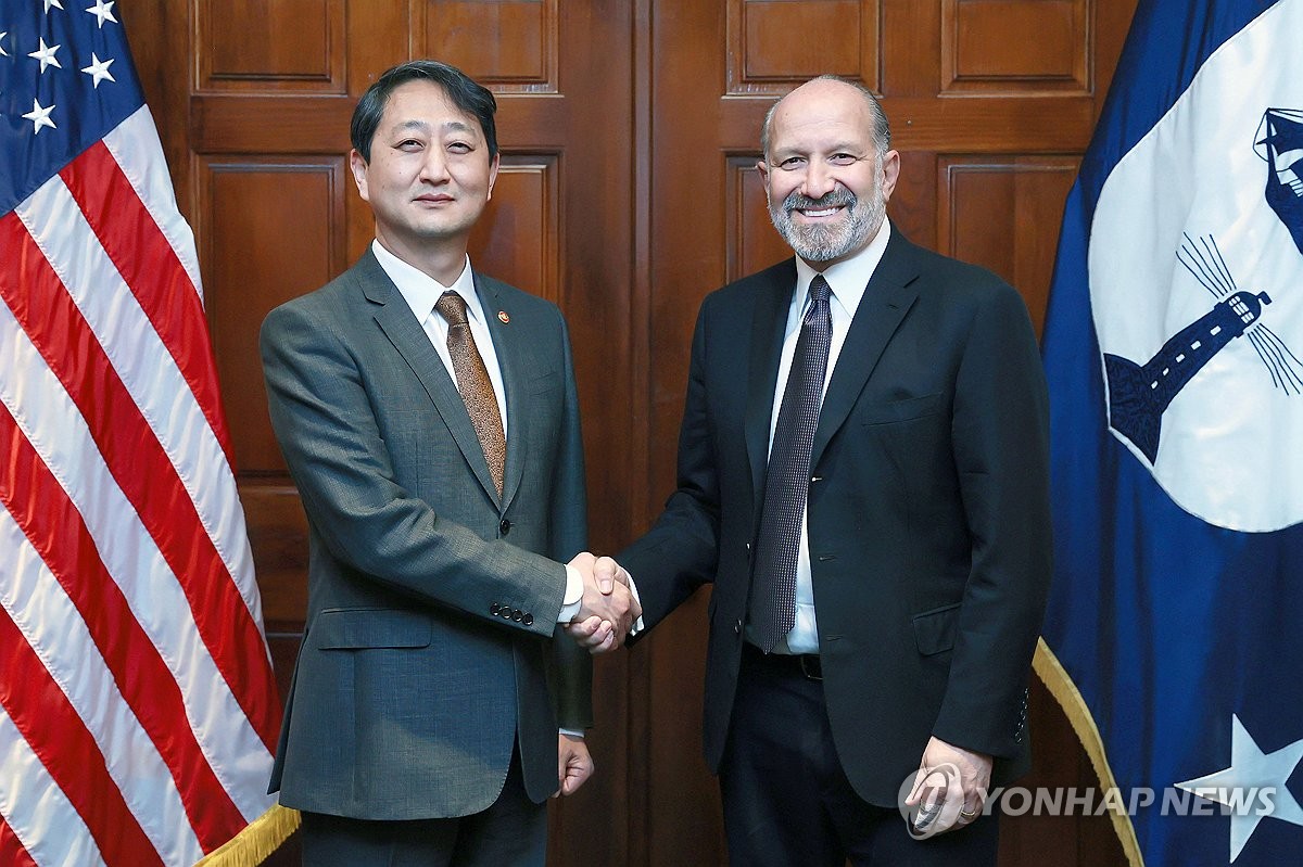 South Korean Industry and Trade Minister Ahn Duk-geun (L) and U.S. Secretary of Commerce Howard Lutnick pose for a photo during their meeting in Washington on Feb. 27, 2025, in this file photo released by the South Korean industry ministry. (PHOTO NOT FOR SALE) (Yonhap)