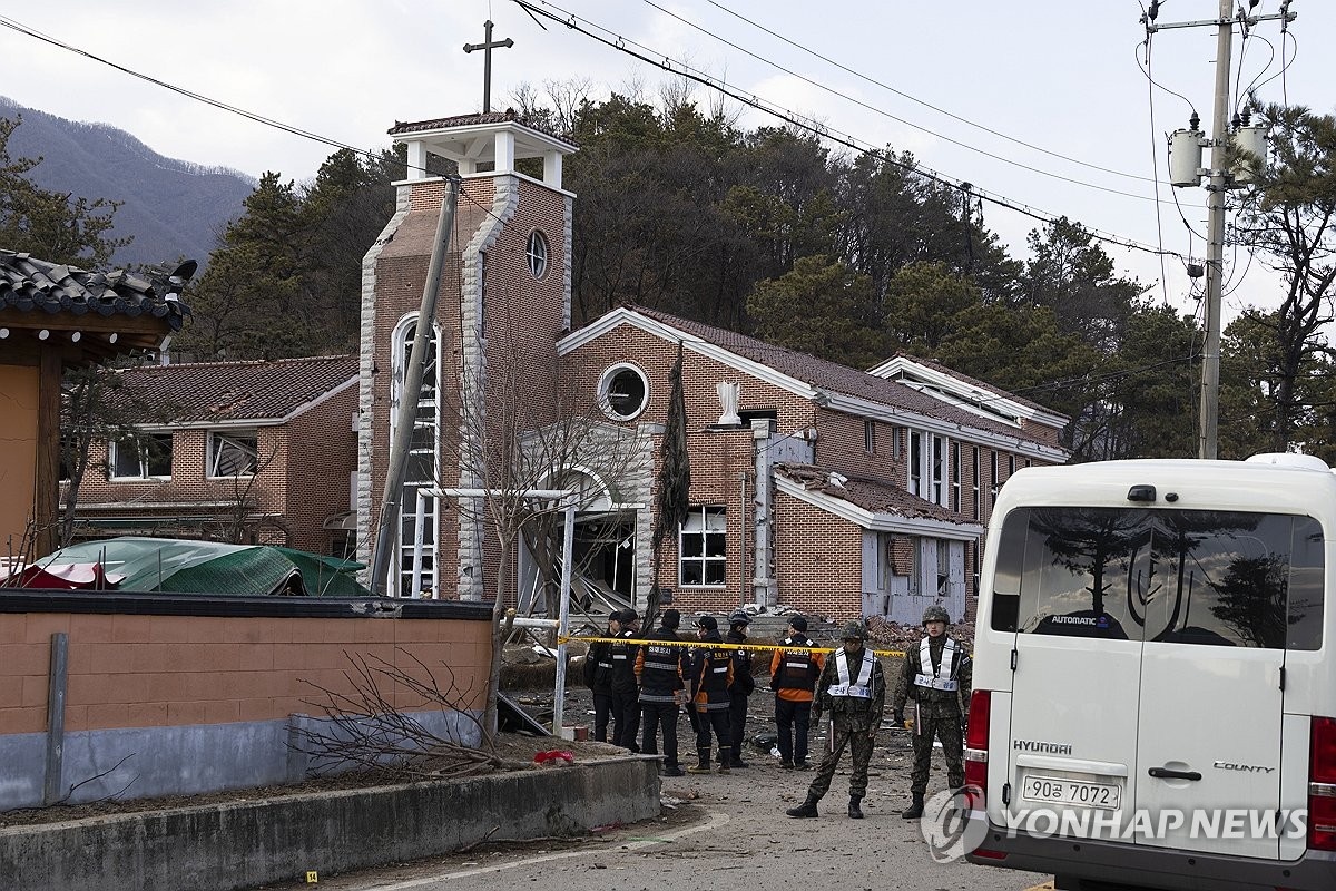 오폭 사고로 피해를 받은 교회의 건물(사진 공동 취재단)=6일, 포천(연합 뉴스)