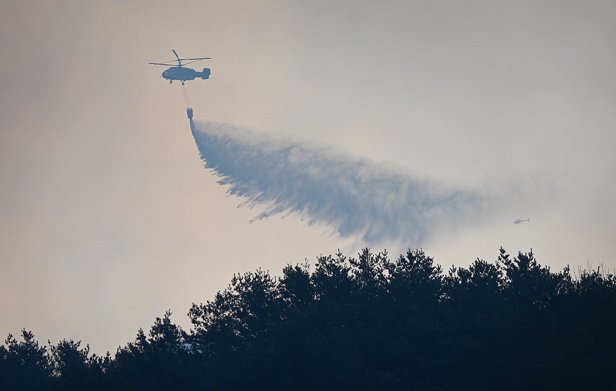 Las autoridades apagaron un helicóptero el 22 de marzo de 2025, un día después de que estalló un incendio forestal en el sureste del condado de Sancheong, en esta foto proporcionada por el gobierno provincial del sur de Gyeongsang. (Foto no a la venta) (Yonhap)