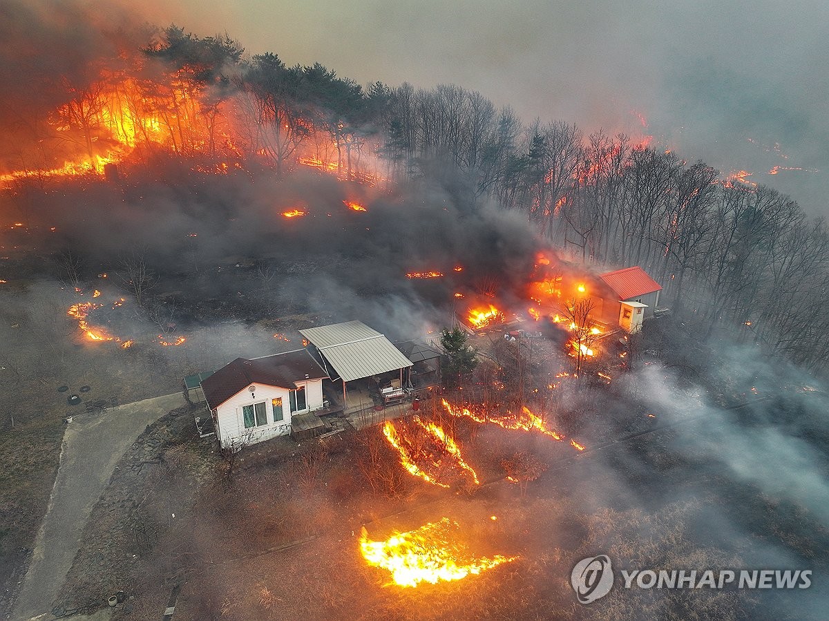 燃え広がる山火事　民家にも