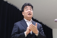 백종원 "모든 방송활동 중단…더본코리아 성장에 집중"