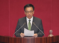 (2nd LD) Finance Minister Choi resigns before parliament reports his impeachment motion