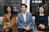 El precandidato presidencial del PPP Kim Moon-soo conversa con la ciudadanía