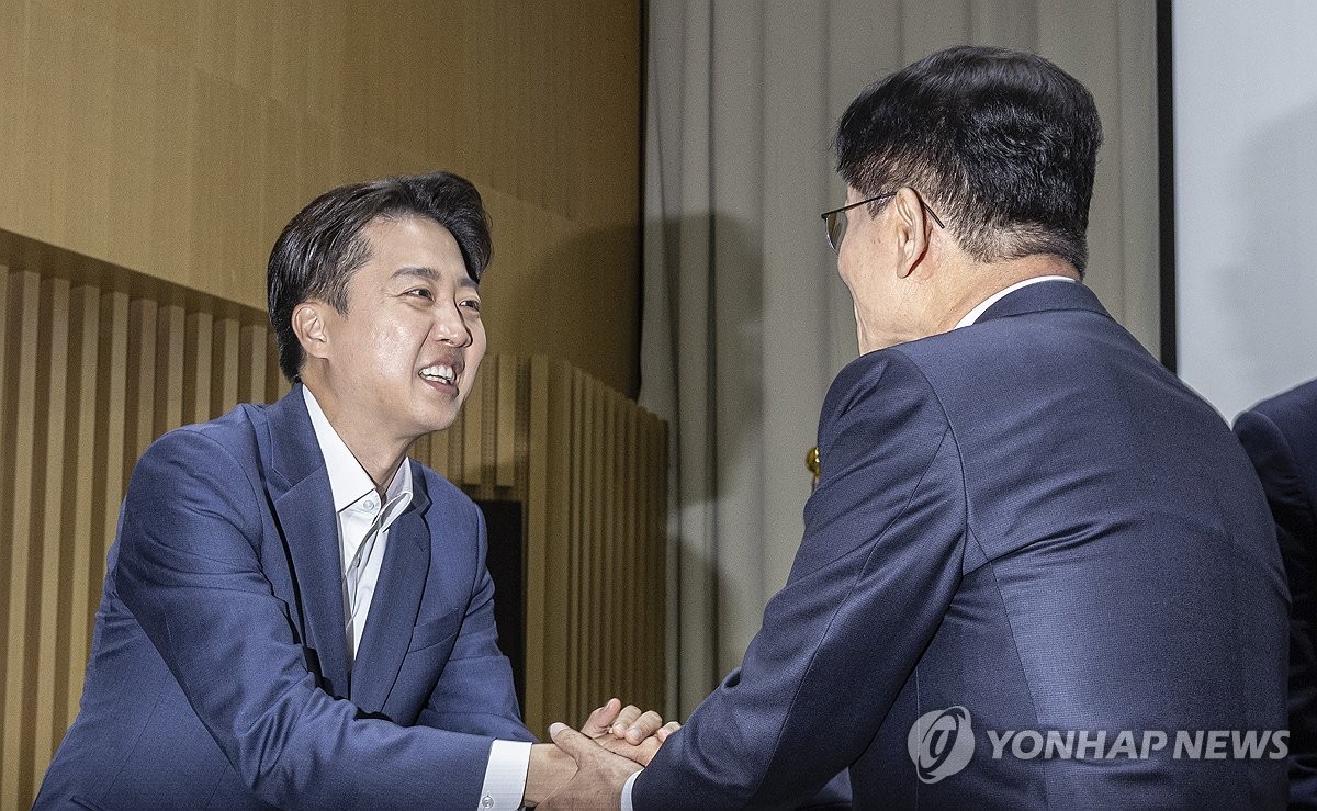김문수 이준석 악수 장면